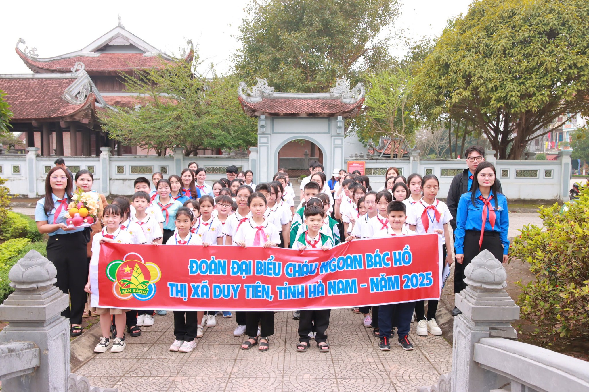 Đoàn đại biểu Cháu ngoan Bác Hồ thị xã Duy Tiên dâng hương báo công tại Đền thờ 10 liệt sỹ nữ dân quân Lam Hạ