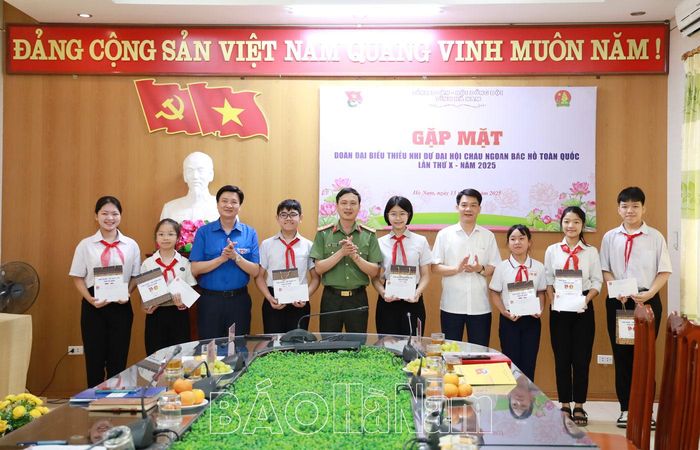 Các đại biểu tặng quà động viên các em thiếu nhi.