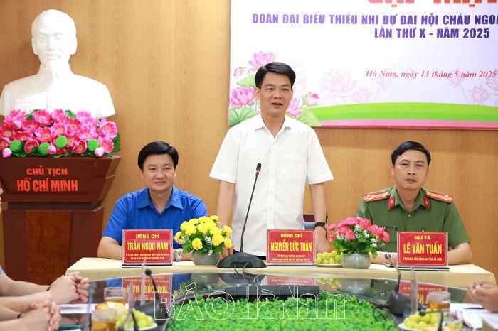 Đồng chí Nguyễn Đức Toàn, Ủy viên Ban Thường vụ Tỉnh ủy, Trưởng Ban Tuyên giáo và Dân vận Tỉnh ủy phát biểu động viên các em thiếu nhi.